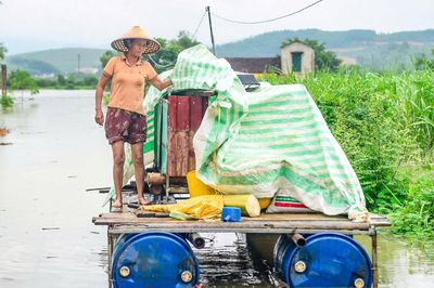 Nước sông dâng vượt mức báo động 3, người dân Thanh Hóa hối hả chạy lũ