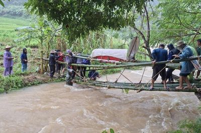 Mưa lũ chặn đường, cả làng chặt tre làm cầu đưa người quá cố qua suối dữ