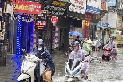 Xe máy 'tắc thở' khi đi vào đường ngập nước, làm gì để tránh tiền mất tật mang?