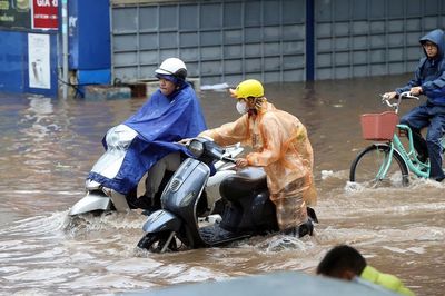 Hà Nội cho các trường chủ động điều chỉnh giờ, hình thức dạy học khi mưa lớn