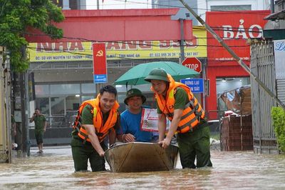 Trung tâm y tế ngập sâu gần 1m, công an dùng thuyền đưa bệnh nhân vào thăm khám