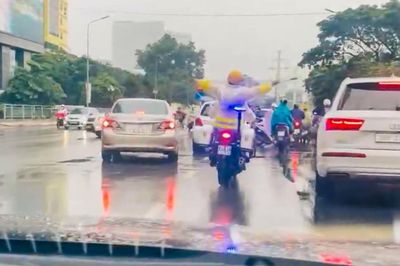 CSGT Hà Nội mở đường đưa người đàn ông đi cấp cứu giữa lúc mưa lớn