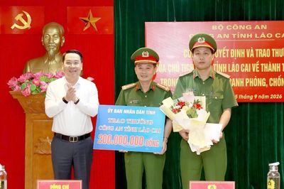 Thưởng nóng 200 triệu đồng cho ban chuyên án phá nhóm 91 nghi phạm lừa đảo hơn 1500 tỷ