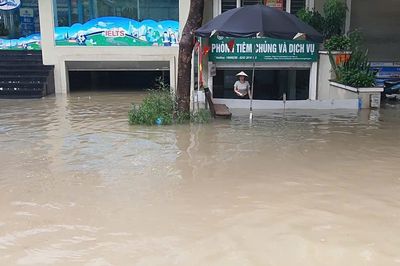 'Nhà giàu cũng khóc': Biệt thự triệu đô ở Hà Nội ngập giữa 'biển nước'