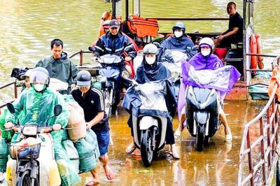 Học sinh, công nhân ở Bắc Ninh chật vật vì 2 bến đò tạm dừng hoạt động