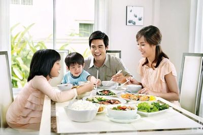 Mâm cơm gia đình thời hiện đại: Giữ lễ nghĩa, bỏ áp đặt