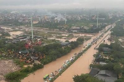 Hà Nội tạm cấm phương tiện và phân luồng giao thông qua các điểm ngập sâu do mưa lớn