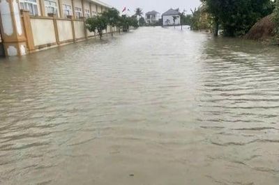 Mưa lũ bủa vây Nghệ An, học sinh không thể tới trường, bệnh nhân gian nan vào viện