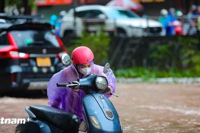 Hà Nội: Người dân bì bõm lội nước đi làm sau trận mưa lớn kéo dài cả đêm