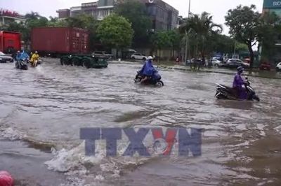 Người dân Hà Nội lại chật vật giữa 'biển nước'