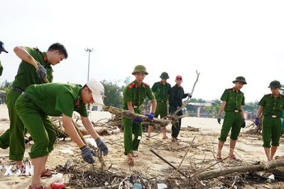 Khẩn trương thu dọn, làm sạch bãi biển Nhật Lệ sau mưa lũ