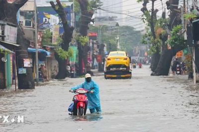 Hà Nội: Người dân phường Tây Mỗ vất vả di chuyển trong vùng ngập