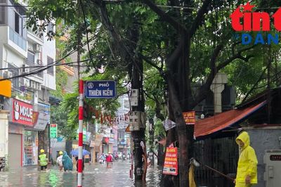 Hà Nội: Nhiều tuyến phố ngập sâu sau một đêm mưa lớn