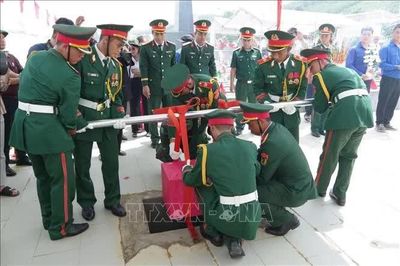 Đà Nẵng: An táng hài cốt liệt sĩ từ mộ tập thể sau hơn 50 năm