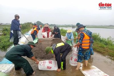 Lữ đoàn 28 dầm mưa, cùng người dân gia cố đê Gò Khoăm