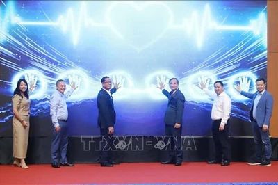 Việt Nam chuyển giao kỹ thuật điện quang can thiệp cho Lào