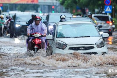 Hà Nội mưa lớn xuyên đêm, đường phố ngập sâu