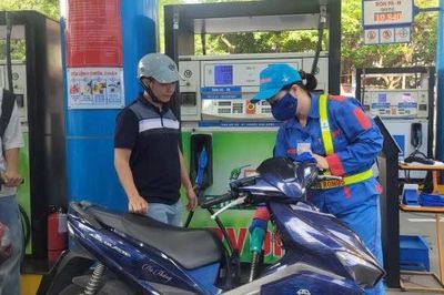 Giá xăng tăng gần 1.400 đồng/lít