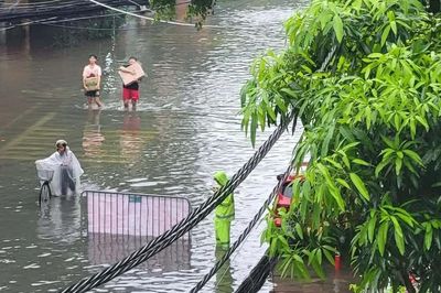 Mưa lớn tiếp diễn ở Hà Nội và nhiều tỉnh thành, người dân cần đề phòng gì?