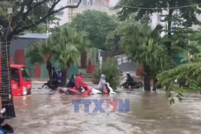 Người dân Hà Nội lại chật vật giữa 'biển nước'