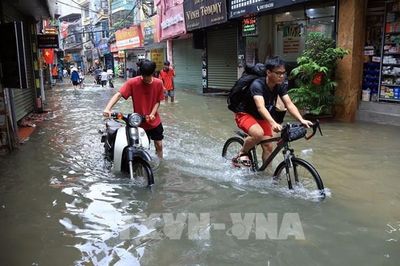 Nước bao vây nhiều tuyến phố Hà Nội sau chuỗi ngày mưa liên tục