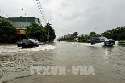 Ngành đường sắt chuyển tải hành khách qua vùng ngập ở Thanh Hóa
