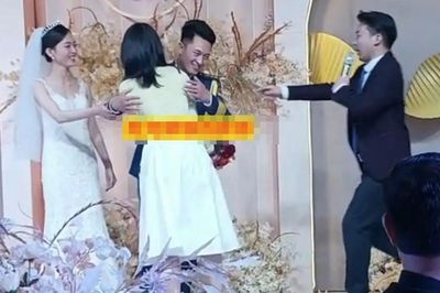 Phù dâu ôm chú rể giữa đám cưới, nhìn phản ứng của cô dâu ai cũng bất ngờ