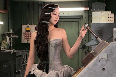 Vẻ ngoài ngỡ như búp bê Barbie của Jisoo (BLACKPINK)