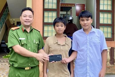 Hai học sinh lớp 8 ở Quảng Trị và hành động đáng khen ngợi khi nhặt được món đồ có giá trị