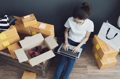 Gánh nặng lớn cho môi trường từ 'cơn lốc' mua hàng online