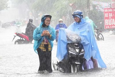 Người dân chật vật lưu thông vì đường phố ngập nước sau cơn mưa lớn kéo dài ở Hà Nội