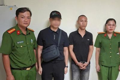 Đã bị khởi tố, vẫn dụ 'người yêu nhí' trốn sang Lào