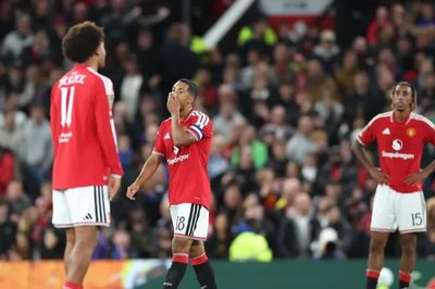 MU thua ngược Brighton 2-3: Cú sụp đổ ở Old Trafford đẩy Quỷ đỏ vào khủng hoảng