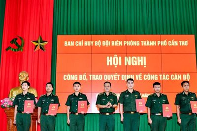 BĐBP TP Cần Thơ trao quyết định công tác cán bộ