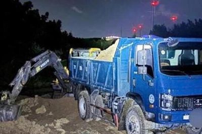 Bắt quả tang 3 người khai thác khoáng sản trái phép