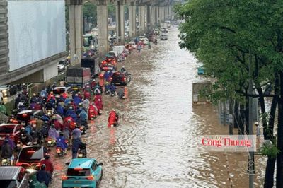 Hà Nội: Trường học thông báo phụ huynh đón con sớm vì lo ngập