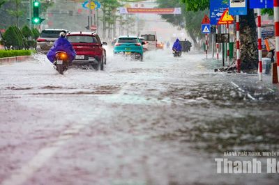 Mưa lớn gây ngập cục bộ nhiều tuyến phố ở phường Hạc Thành