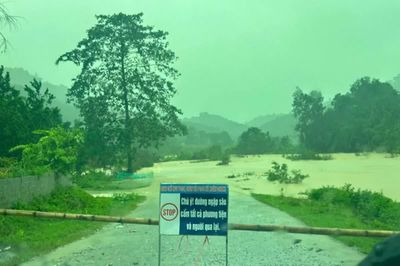 Mưa lũ gây chia cắt, sạt lở tại xã Xuân Chinh