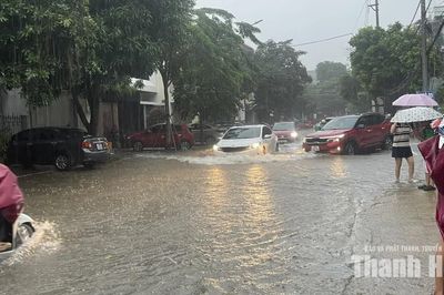 Nước sông Hạc dâng cao khiến nhiều tuyến phố ngập sâu