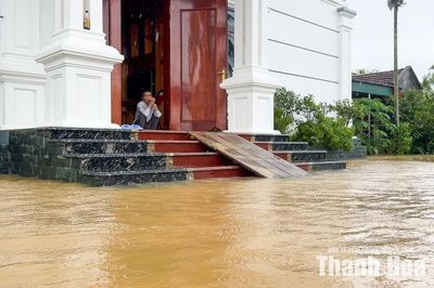 Nước sông Yên dâng cao, lũ tràn vào nhà dân
