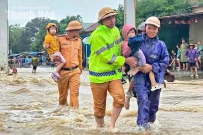Công an Thanh Hóa hỗ trợ người dân ứng phó với mưa lũ