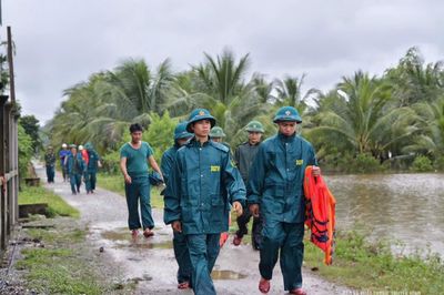 Quân dân sát cánh vượt qua mưa lũ