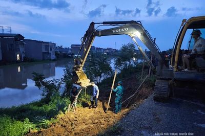 Xã Thiệu Hóa huy động hơn 100 người “cứu” đê sông Cầu Chày trong đêm