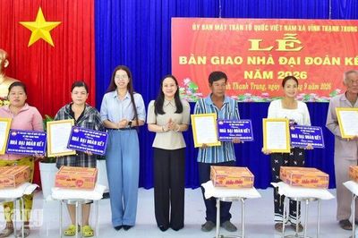 Vĩnh Thạnh Trung trao 10 nhà Đại đoàn kết cho người dân