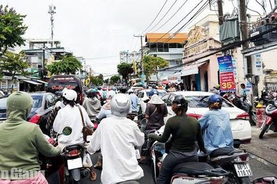 Giải pháp nào để hạn chế ùn tắc giao thông giờ tan trường?