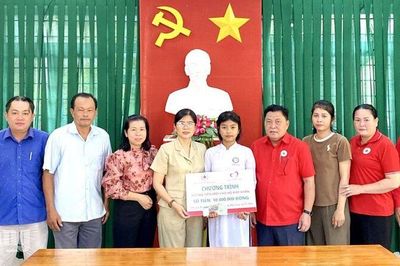 Hỗ trợ 65 triệu đồng cho 4 hoàn cảnh khó khăn ở Tri Tôn, Ô Lâm