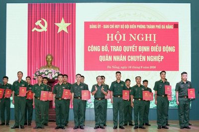 Bộ đội Biên phòng thành phố Đà Nẵng trao quyết định điều động quân nhân chuyên nghiệp