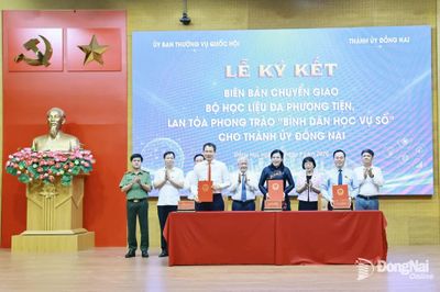 Đồng Nai nhận chuyển giao Bộ học liệu đa phương tiện phục vụ phong trào ‘Bình dân học vụ số’