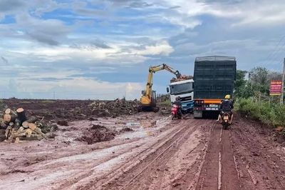 Khổ sở vì đường nhựa biến thành… đường đất