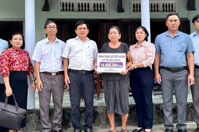 Xã An Lương tặng 8 sổ tiết kiệm cho hộ có hoàn cảnh khó khăn